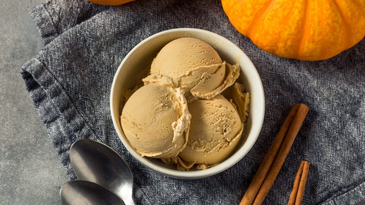 Eine kleine Schüssel mit Pumpkin Spice Eis darauf.