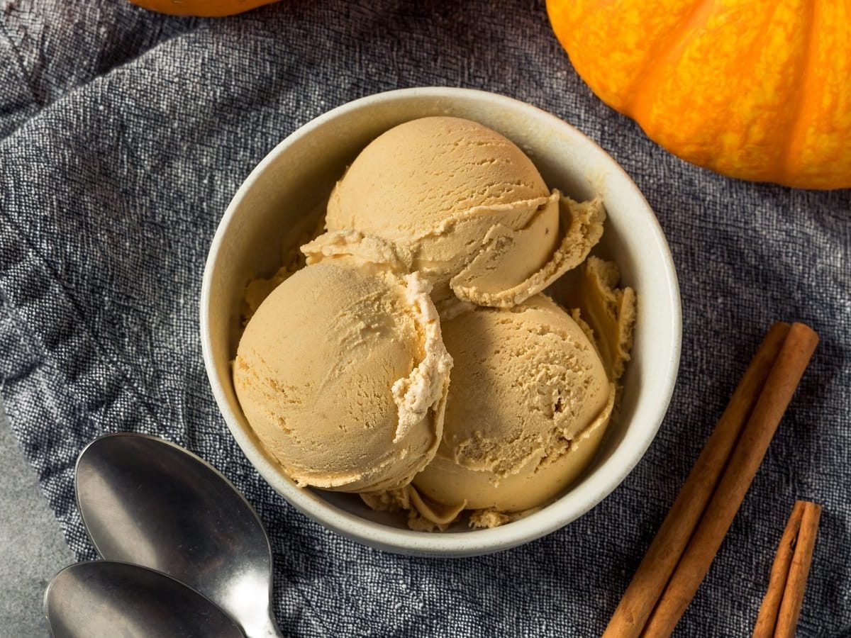 Eine kleine Schüssel mit Pumpkin Spice Eis darauf.