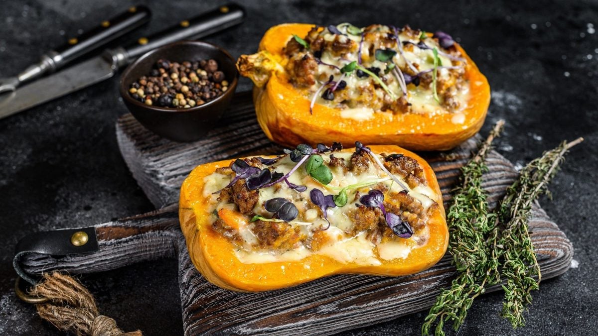 Gefüllter Butternut mit veganem Schmand-Hack, Käse überbacken und frischen Kräutern.