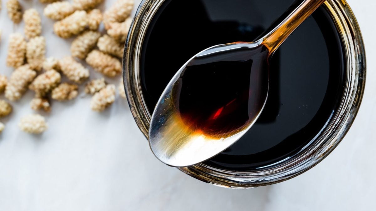 Ein Glas Kaffeesirup mit einem Löffel in der Draufsicht.