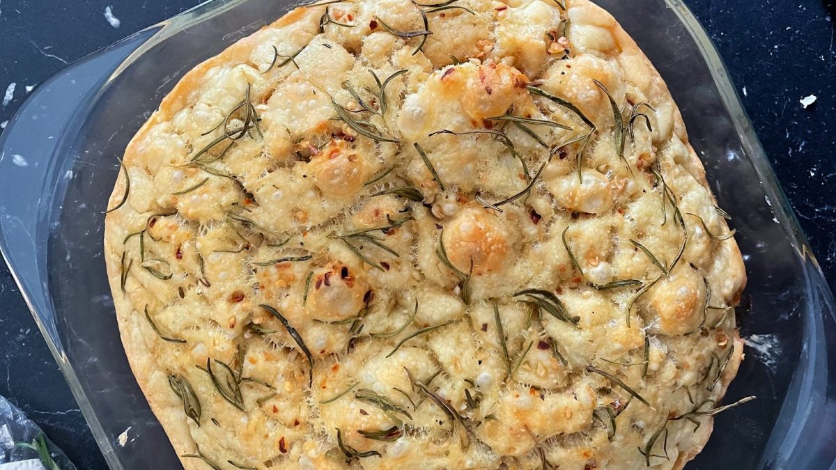 Eine Focaccia ,it Rosma in einer Glasform.