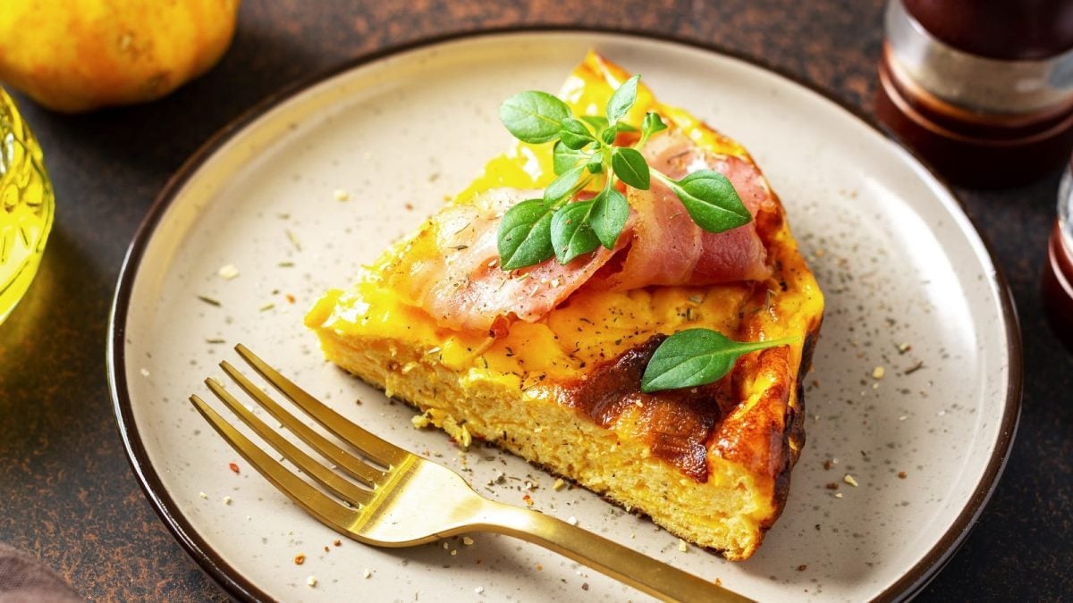 Ein weißer Teller mit Kürbis-Frittata.
