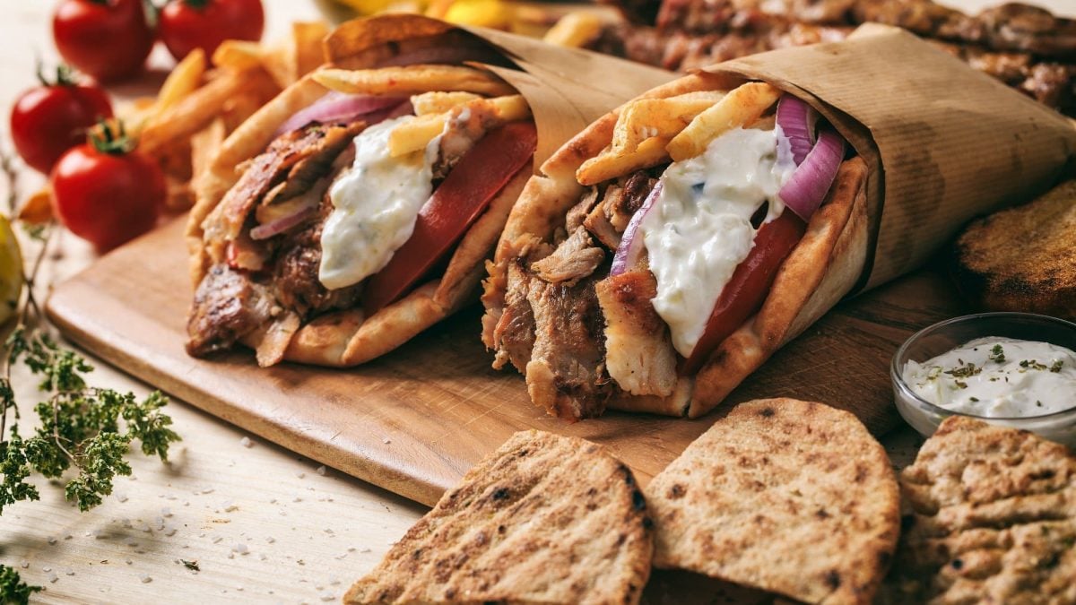 Zwei Mal veganes Gyros im Pitabrot mit Tzatziki, Pommes, roten Zwiebeln und Tomaten.