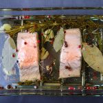 Eine Auflaufform mit confiertem Lachs.