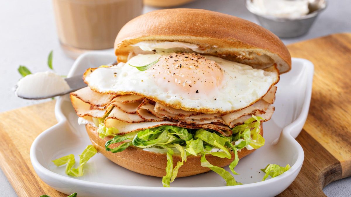 Ein Bagel mit heller Mayonnaise,