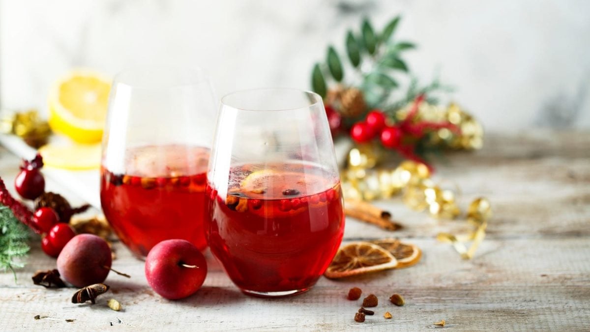 Zwei Gläser mit Hot Lillet Wild Berry.