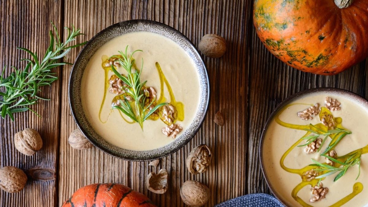 Zwei Schüsseln mit Kürbis-Walnuss-Suppe