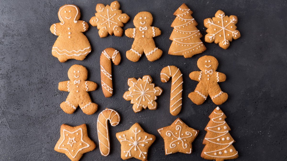 Gingerbread auf einem dunklem Tisch.