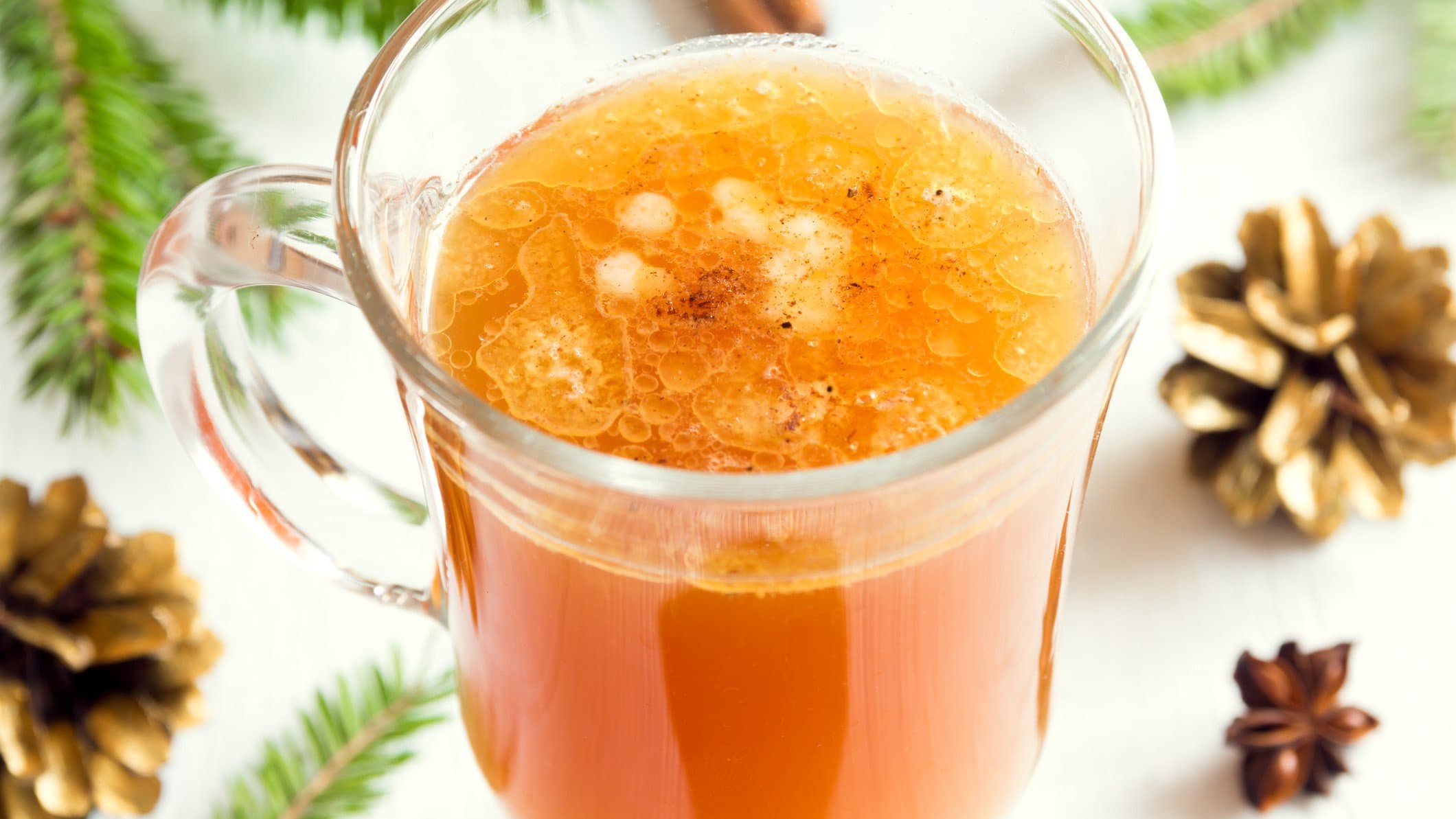 Grzanka polnischer Glüh-Vodka in kleiner Glastasse mit weihnachtlicher Dekoration Bild. Draufsicht.