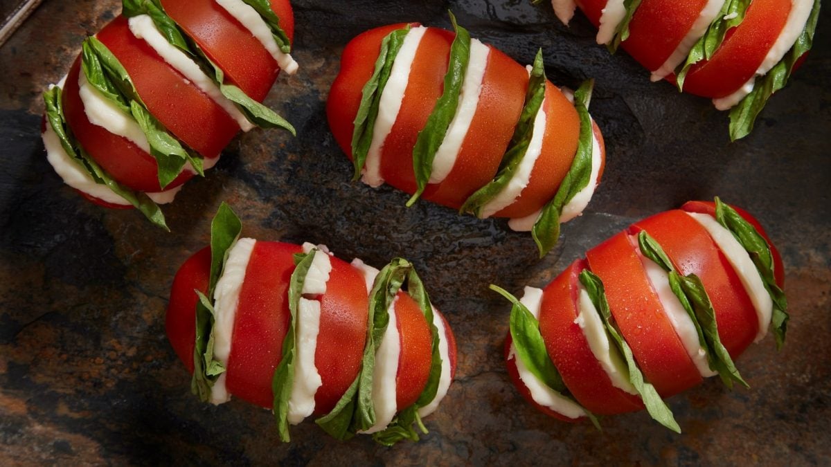 Ein paar Tomaten gefüllt mit Mozzarella und Basilikum.