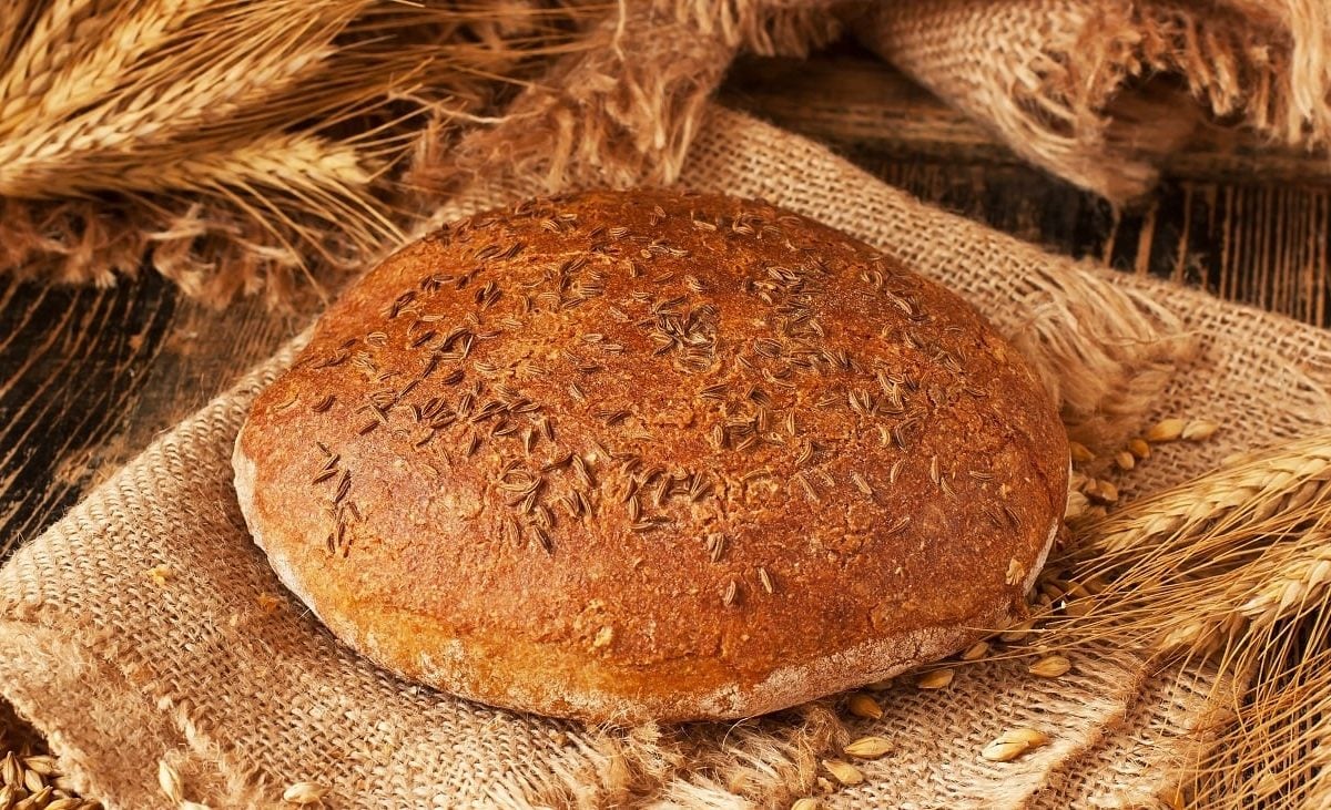 Frontalsicht: auf sackleinen liegt ein kümmelbrot
