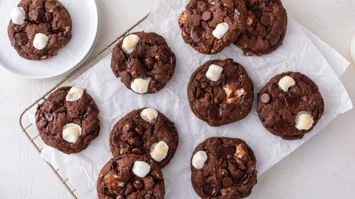 Ein Kuchengitter mit dunklen Marshmallow Cookies in der Draufsicht.