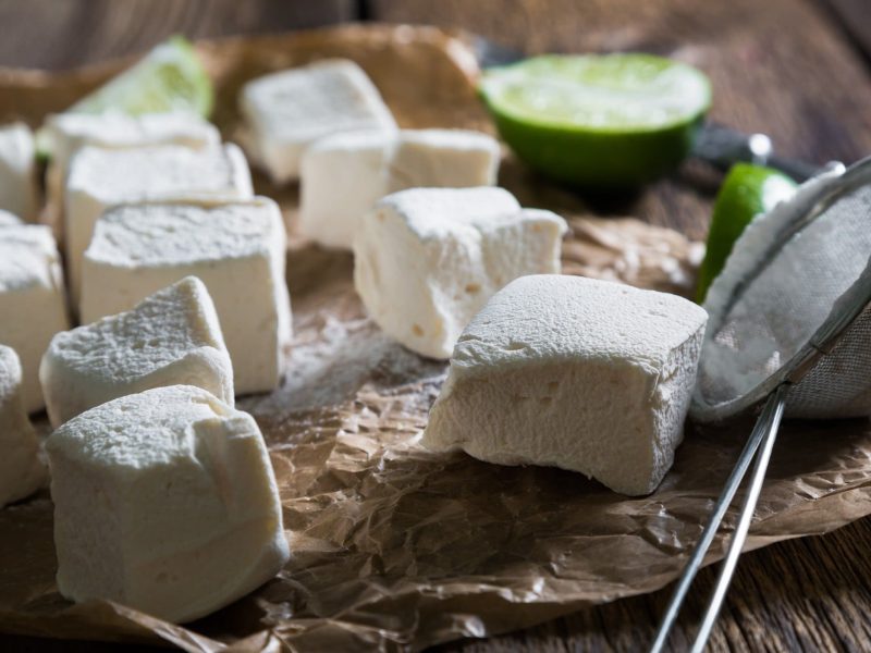 Selbst gemachte vegane Marshmallows auf Holz.