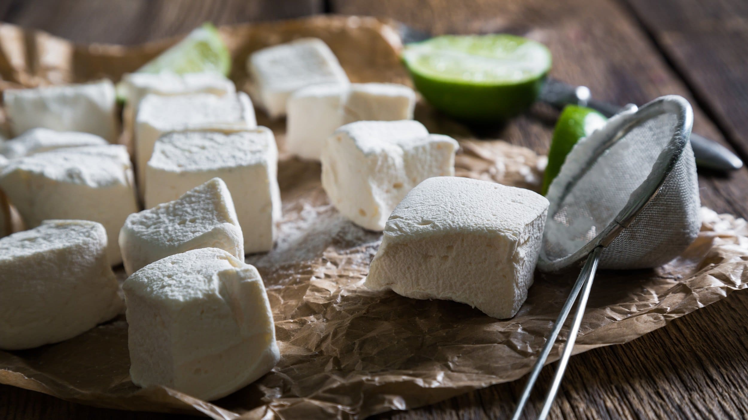 Selbst gemachte vegane Marshmallows auf Holz.