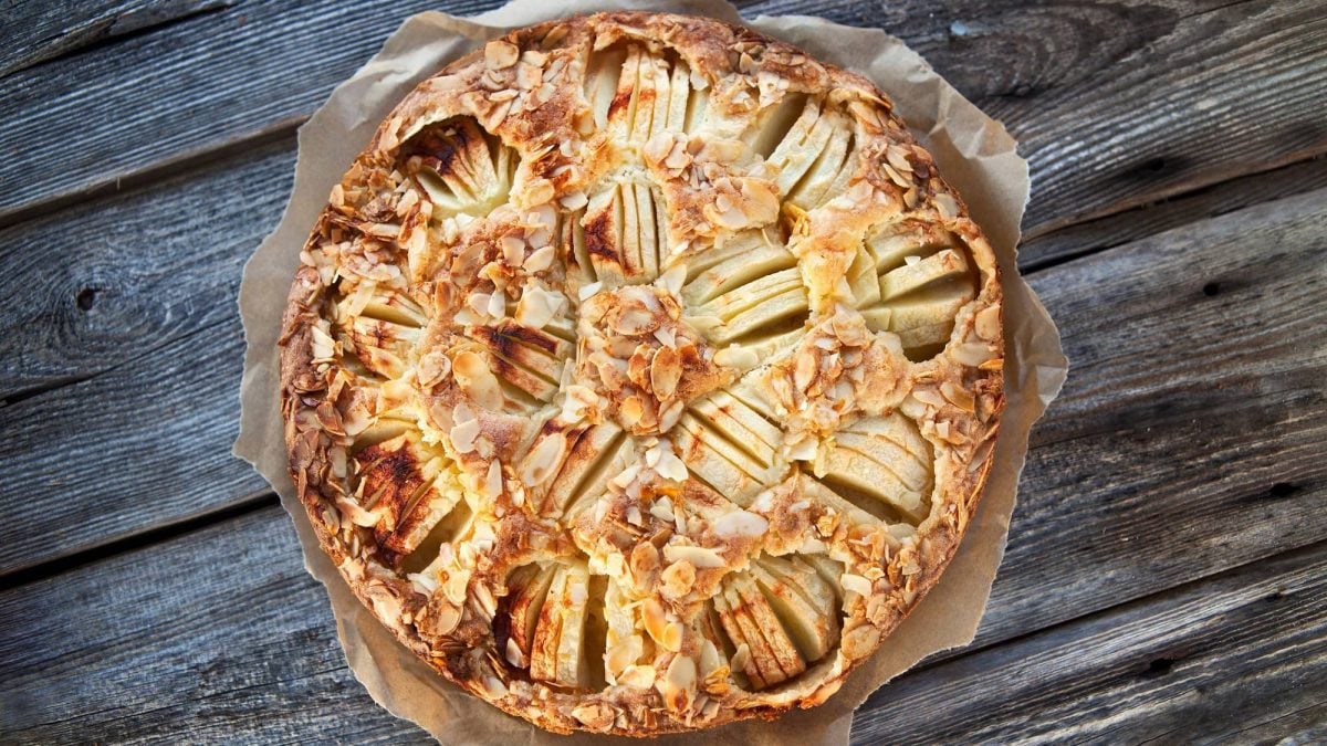 Ein veganer versunkener Apfelkuchen mit Zimtäpfeln und Mandeln in der Draufsicht.