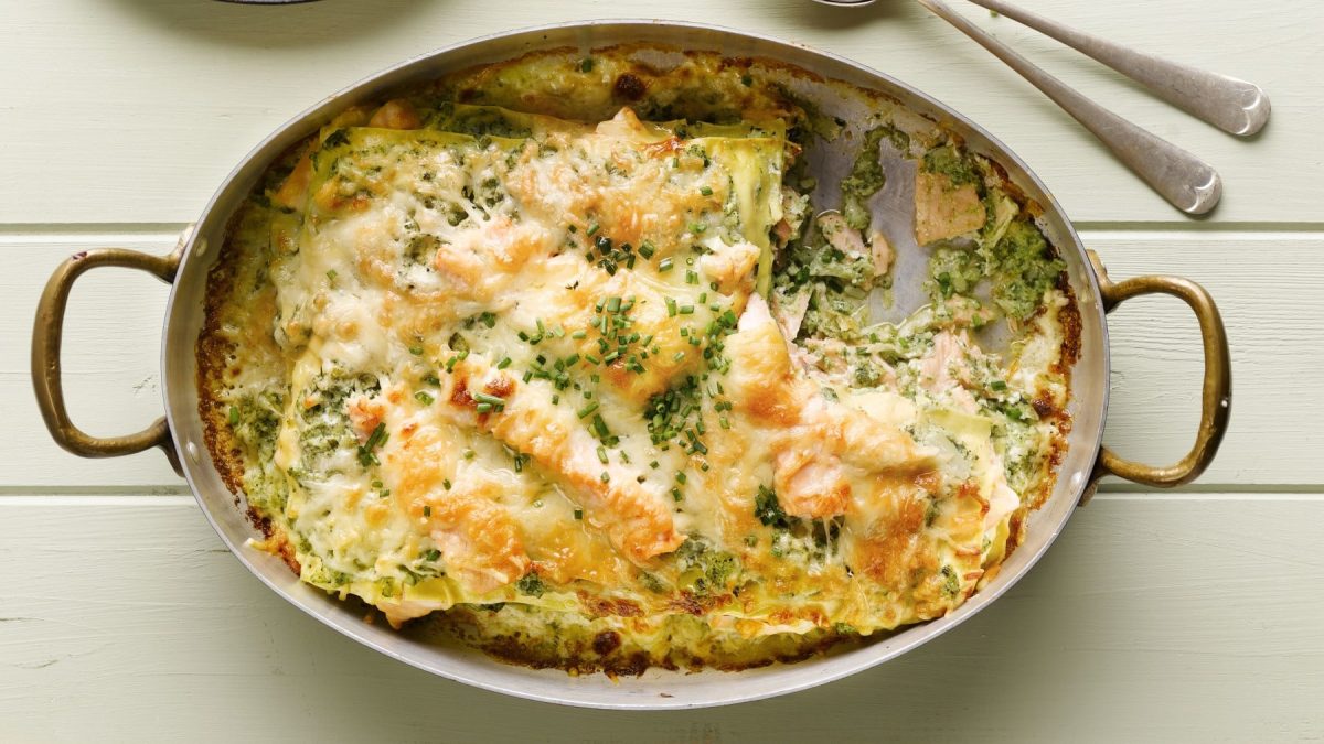 Brokkoli-Lachs-Lasagne, in einer großen Auflaufform serviert und mit Käse überbacken.