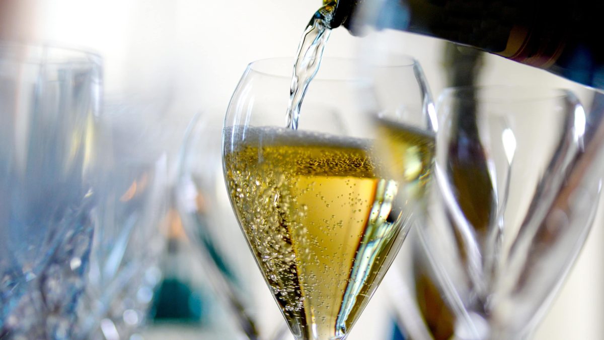 Sekt wird in Gläser gegossen