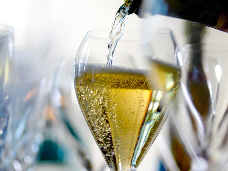 Sekt wird in Gläser gegossen