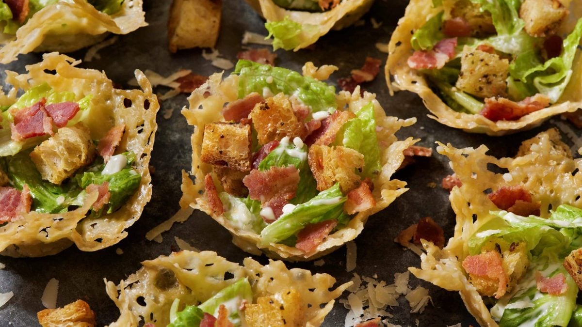 BLT-Parmesan-Cups auf dunklem Untergrund. Draufsicht.