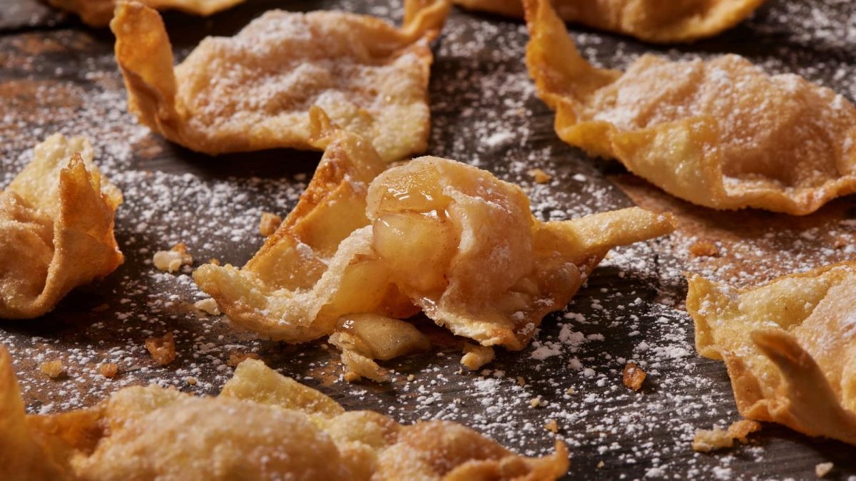 Eine Portion Apfel-Wantans mit Puderzucker