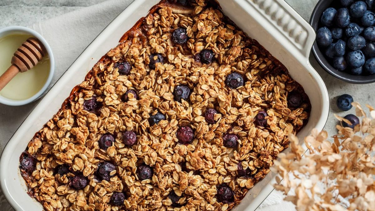 Eine Auflaufform mit Baked Oatmeal.