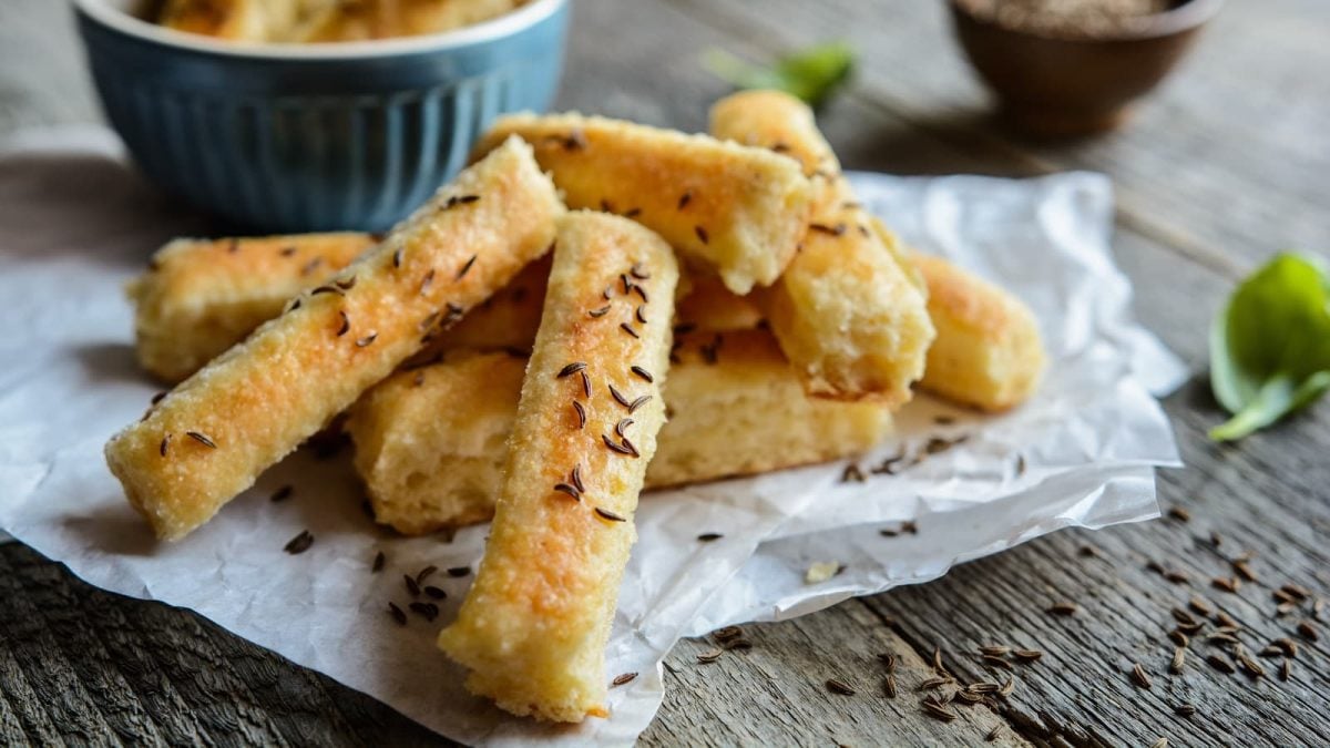 Ein Haufen Brot-Sticks auf einem hellen Tuch