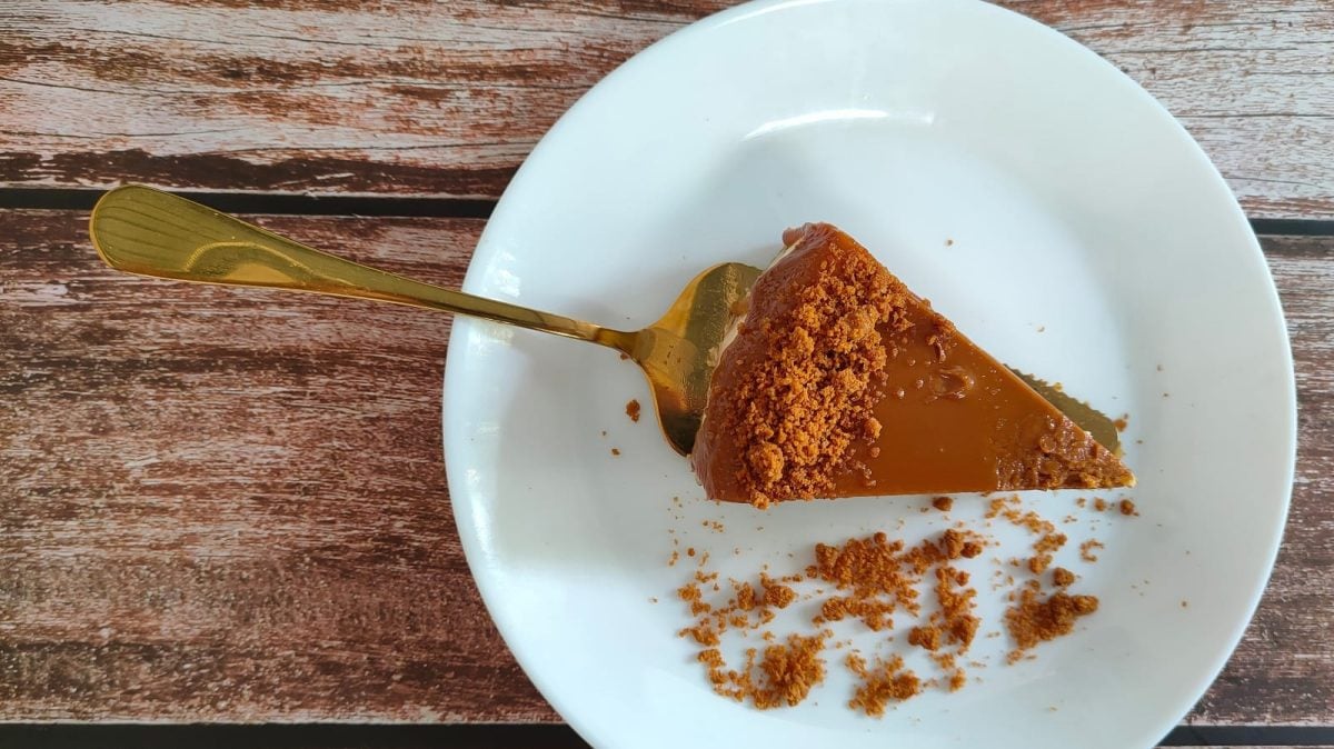 Ein weißer Teller mit einem Stück Lotus Biscoff Cheesecake