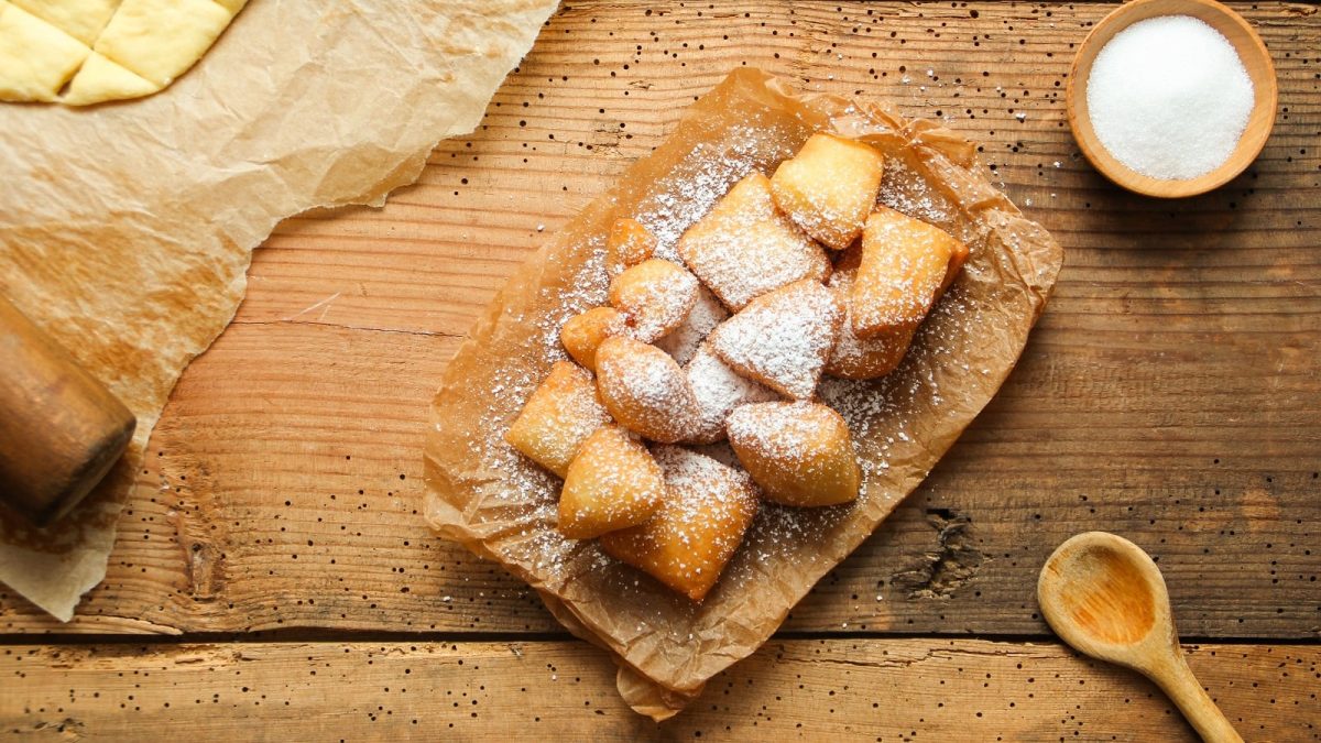 Eine Portion Schmalzkuchen auf braunem Backpapier.
