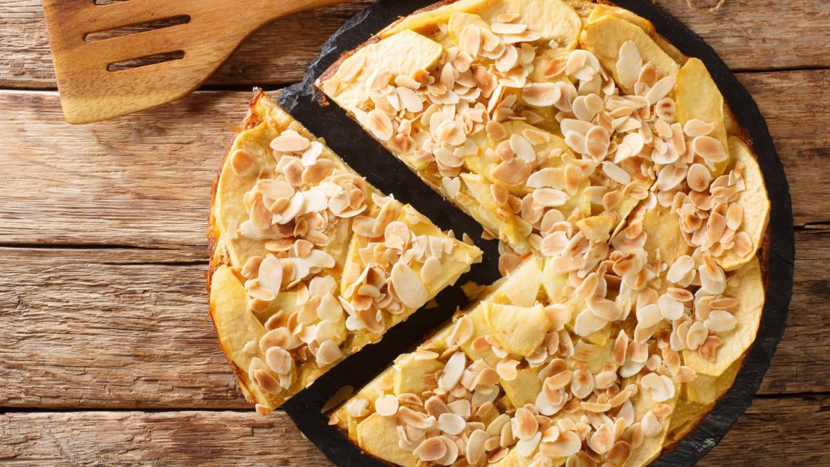Ein Blech mit Spekulatius-Apfelkuchen