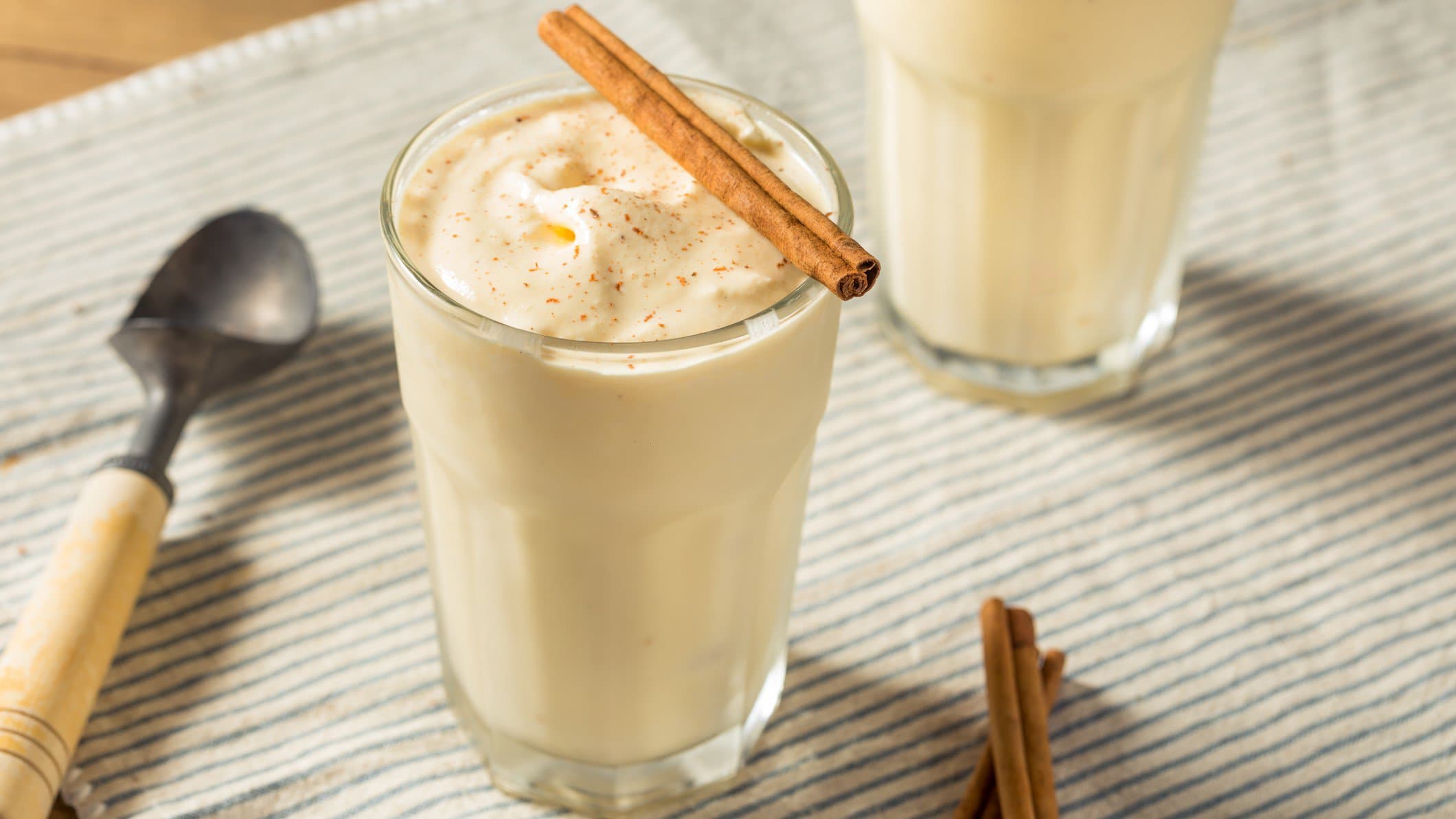 Der Milkshake auf einer weiß-blau-gestreiften Decke.