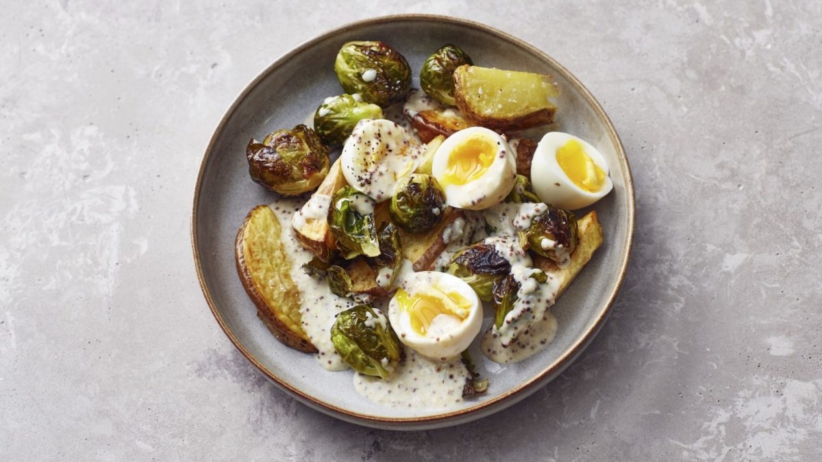 Rosenkohlsalat mit Senfsauce: Wohlfühl-Rezept für kalte Tage - EAT CLUB