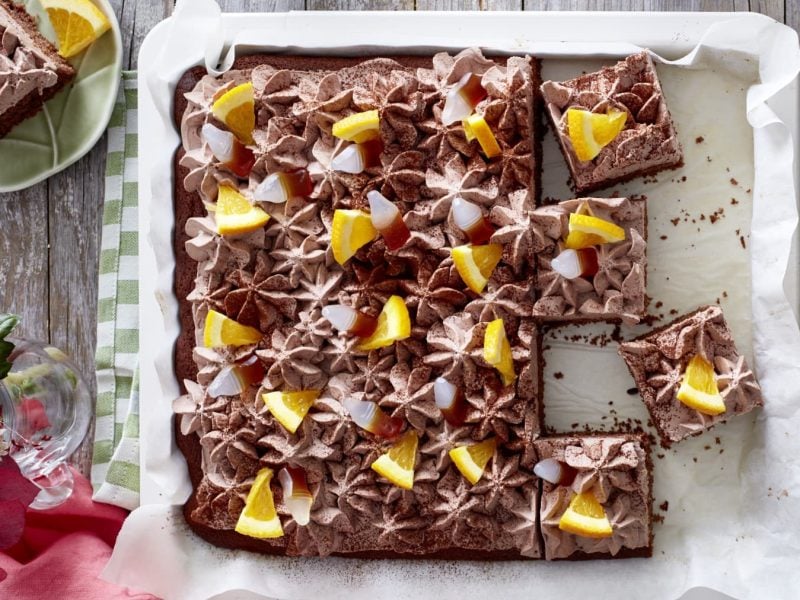 Limo-Kuchen im Blech in der Draufsicht.