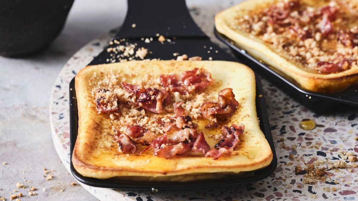 Zwei Pfännchen mit Maple-Bacon-Cheesecake aus dem Raclette vor hellem Hintergrund.