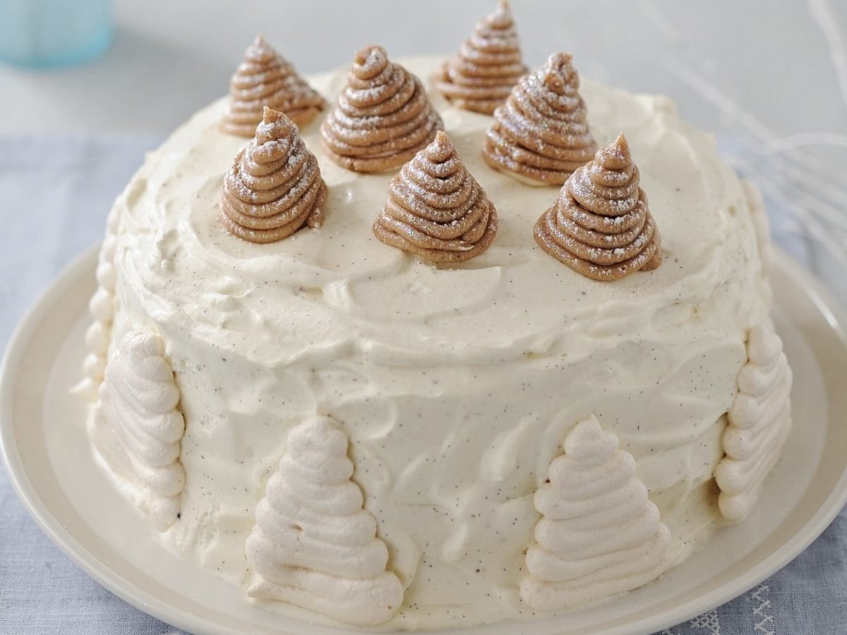 Mont Blanc Torte mit Maronencreme auf einem weißen Teller vor hellem Hintergrund.
