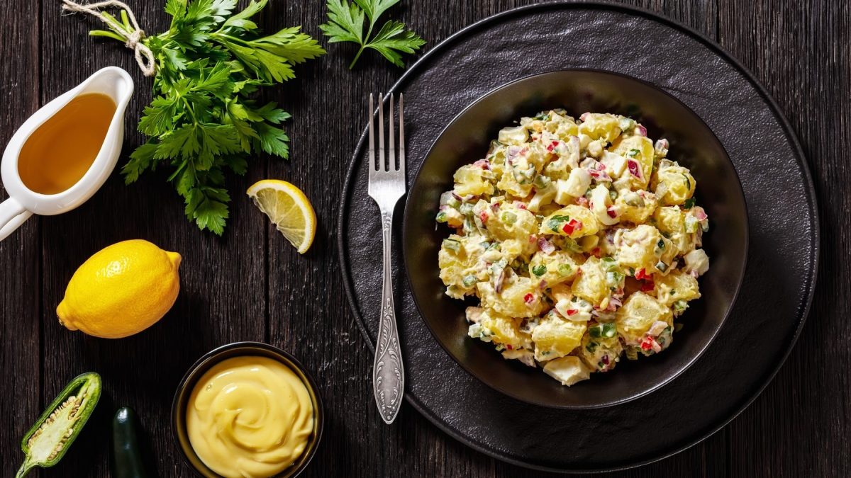 Shout Hallelujah-Kartoffelsalat mit Paprika, Saure Gurke, Petersilie und einer Sauce aus Mayonnaise, Hot Sauce und Senf.