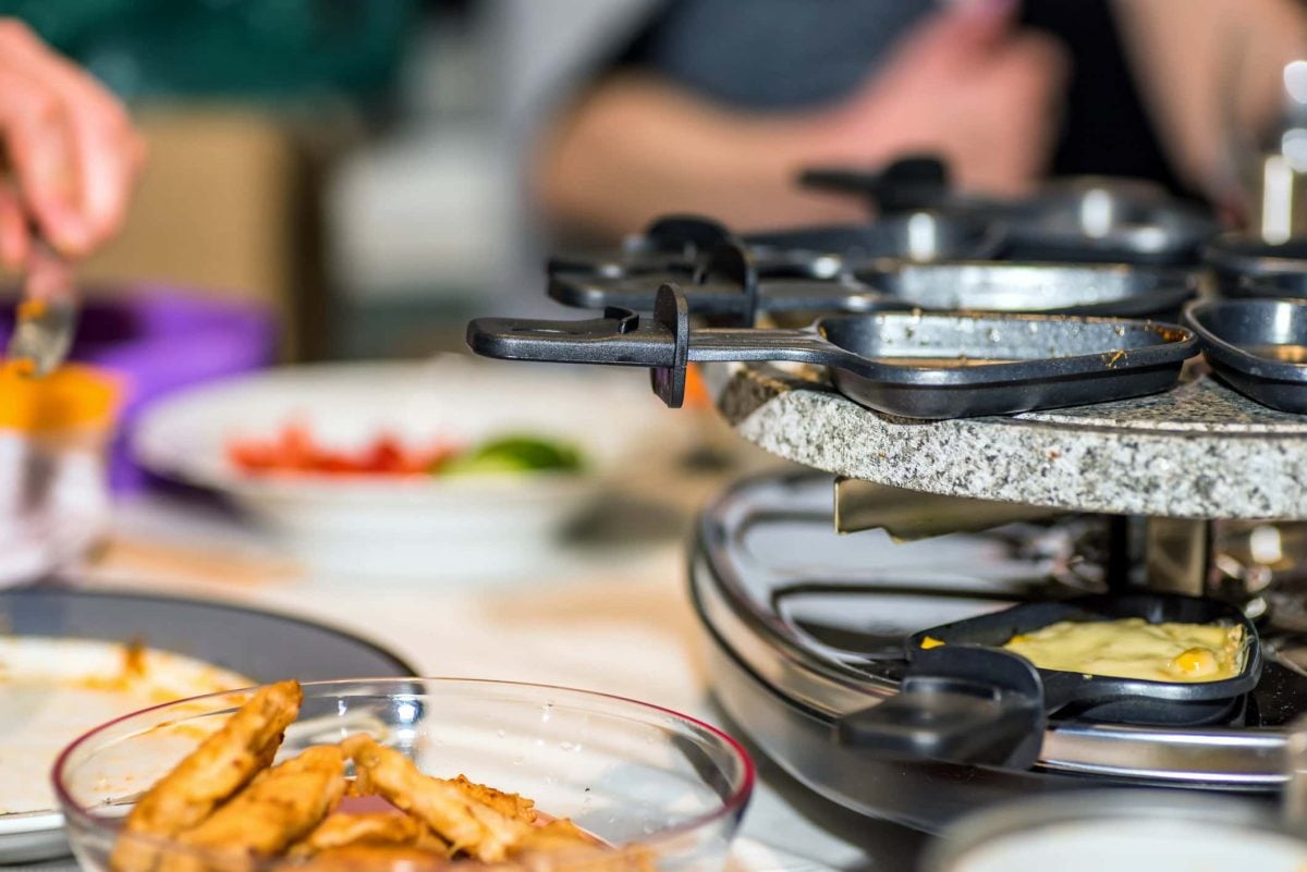 süßes Raclette: ein Raclettegrill mit kleinen Pfannen darin und darauf.