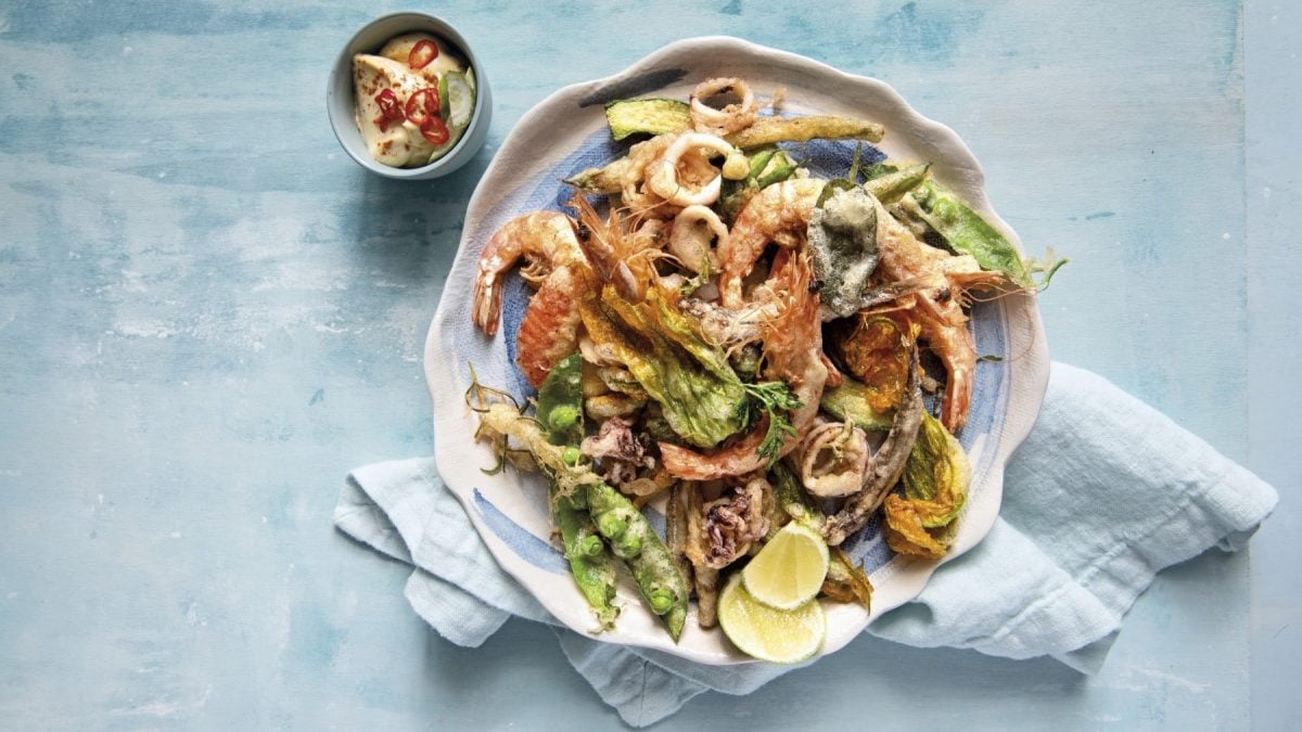 Italienisches Surf and Turf aus Meeresfrüchten und Krabben und Aubergine, alles frittiert und serviert mit frischer Zitrone und scharfer Mayonnaise