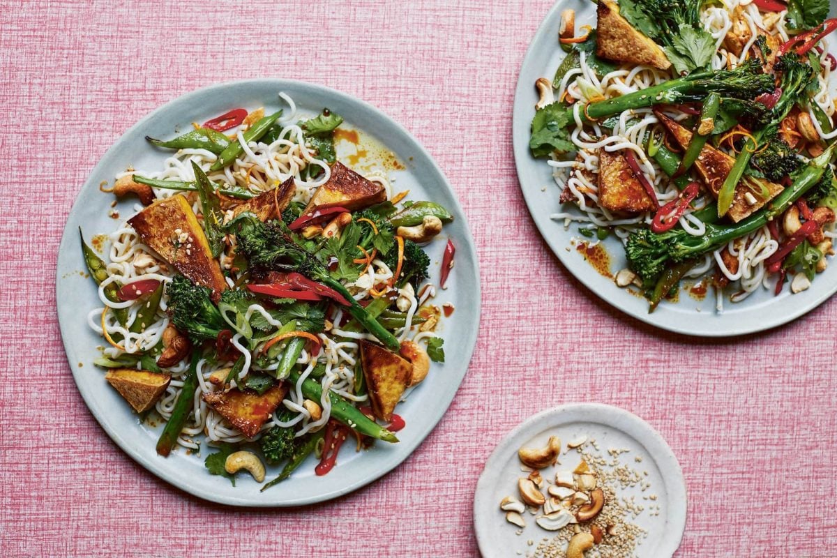 Zwei Teller Asia-Nudeln mit Orange, Tofu und Gemüse aus dem Kochbuch "Vegan aus dem Ofen".
