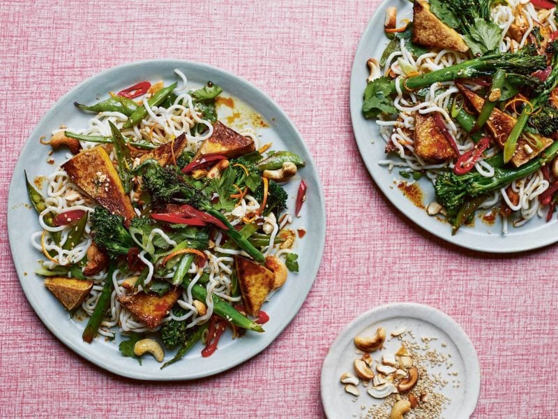 Zwei Teller Asia-Nudeln mit Orange, Tofu und Gemüse aus dem Kochbuch "Vegan aus dem Ofen".