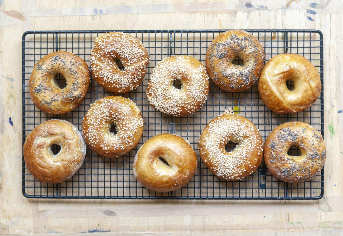 Mehrere Bagels auf einem schwarzen Blech