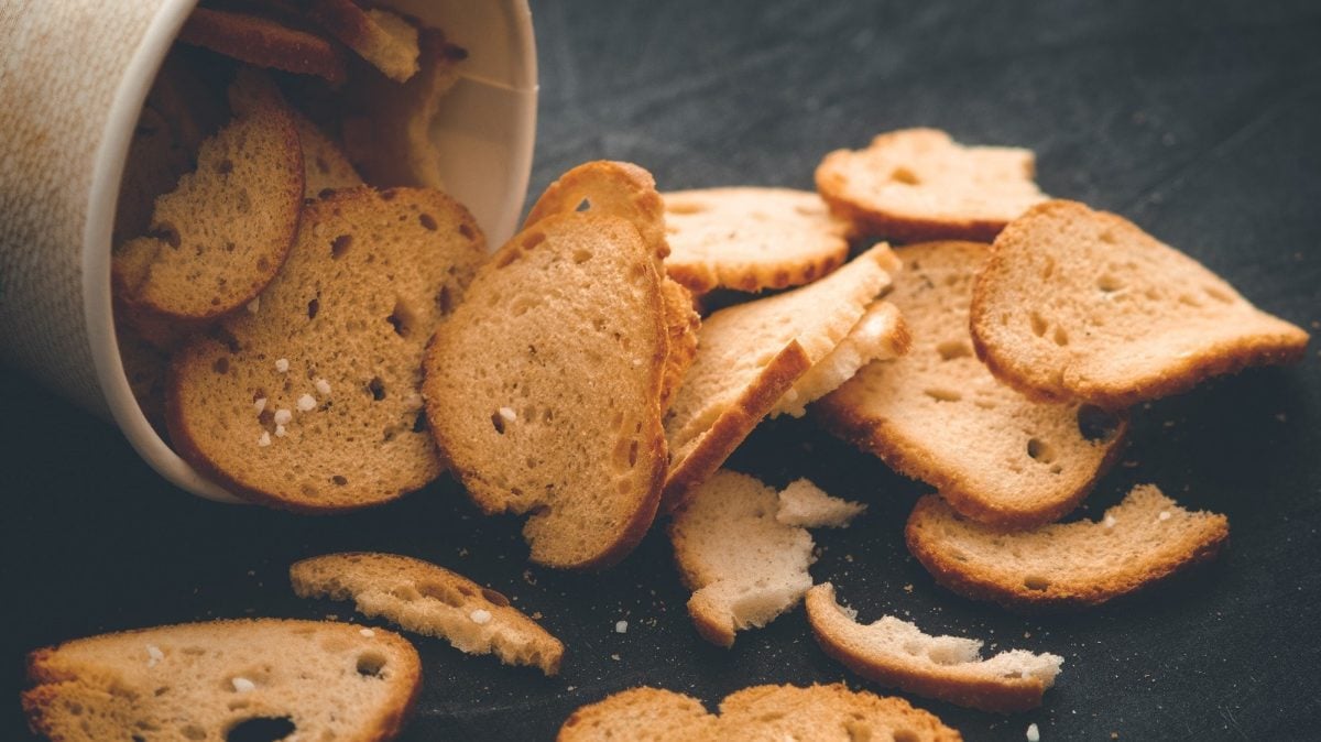 Eine umgekippte Dose Brotchips.