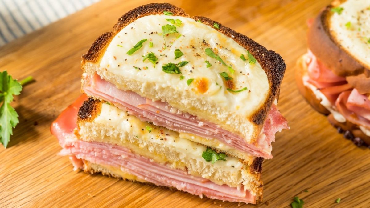 Das angeschnittene Sandwich auf einem Holzbrett,