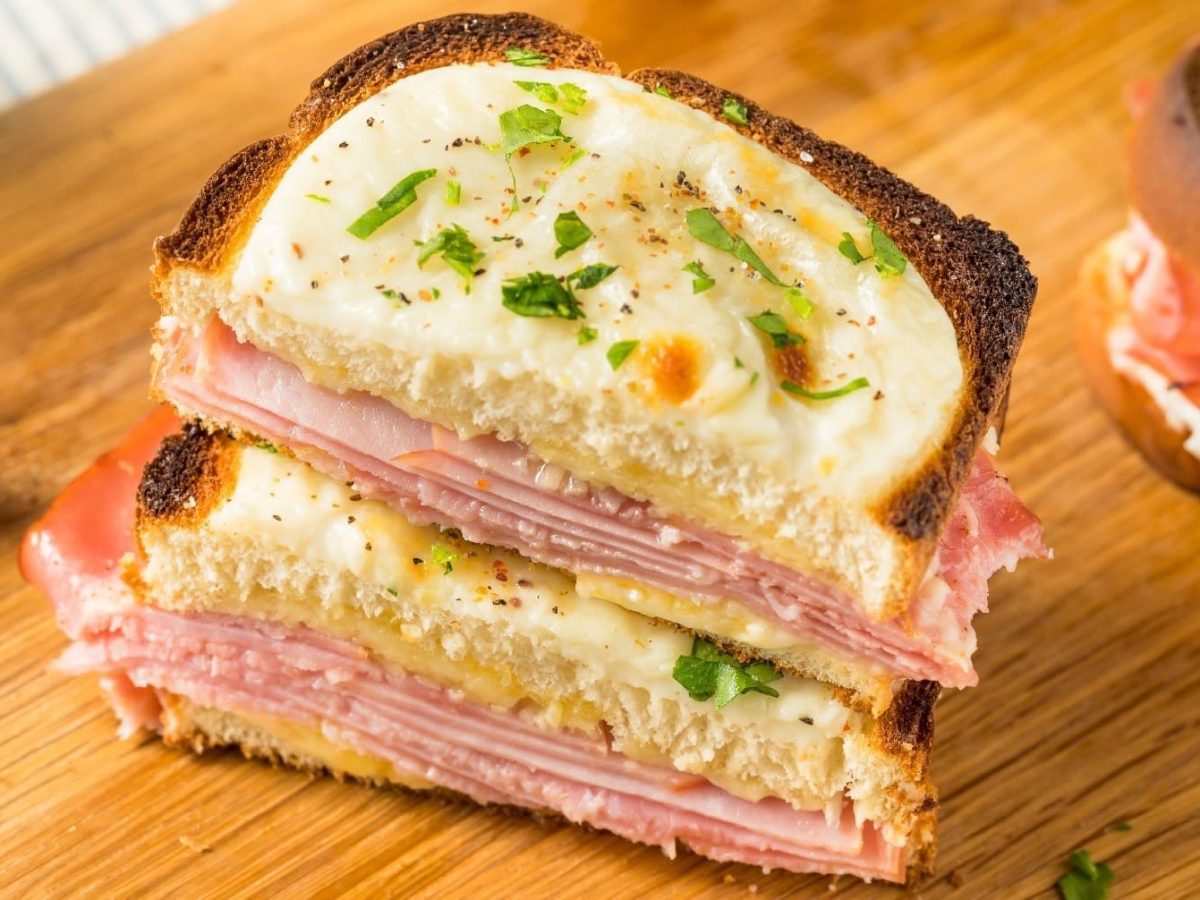 Das angeschnittene Sandwich auf einem Holzbrett,
