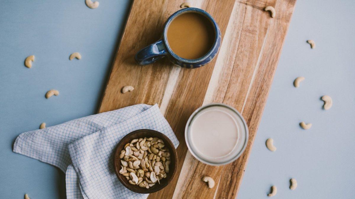 Ein Holzbrett mit Cashew Coffee.