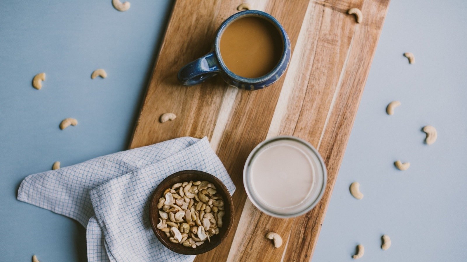 Ein Holzbrett mit Cashew Coffee.