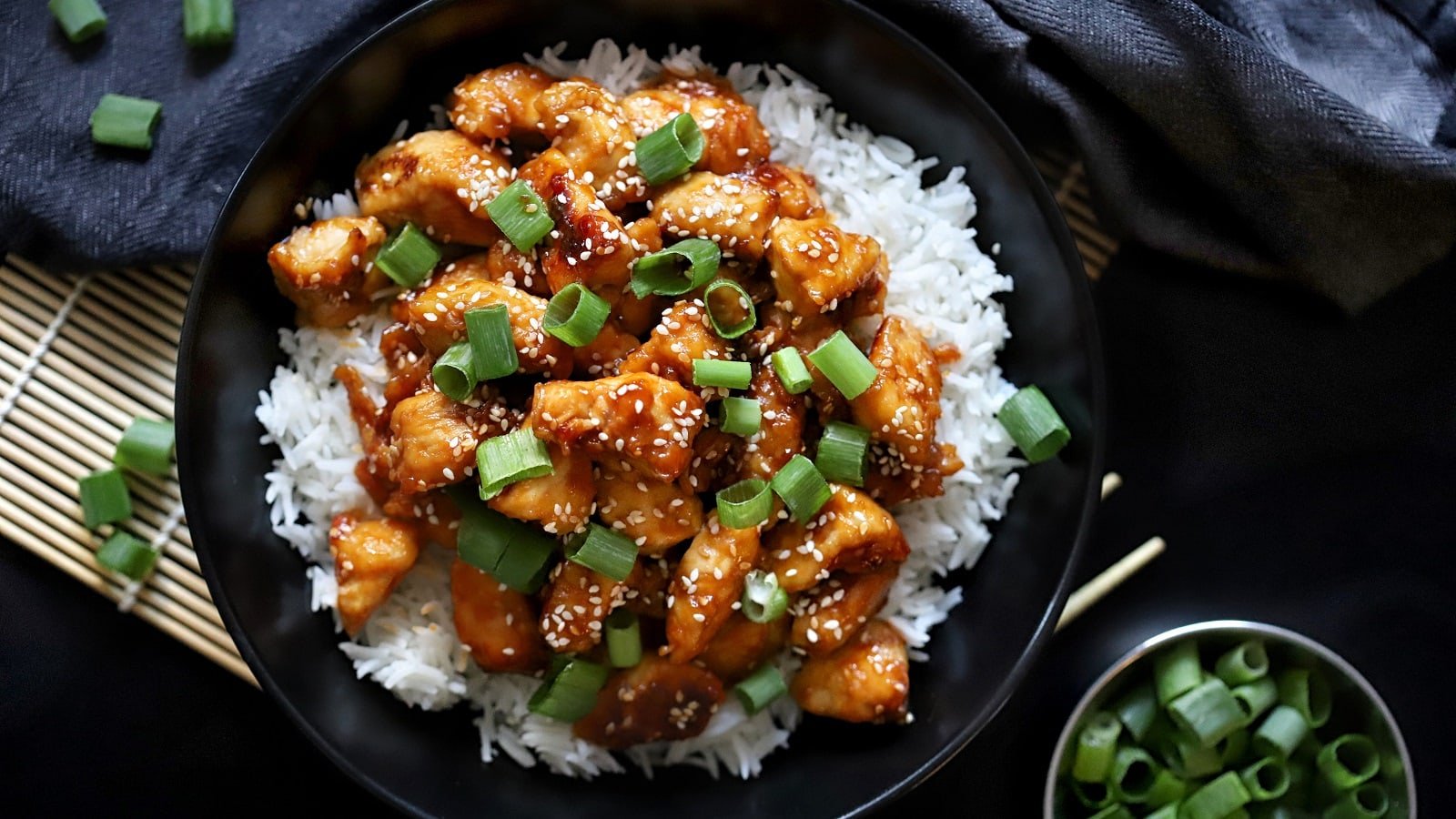 Einen schwarzen Teller mit Chicken Bulgogi