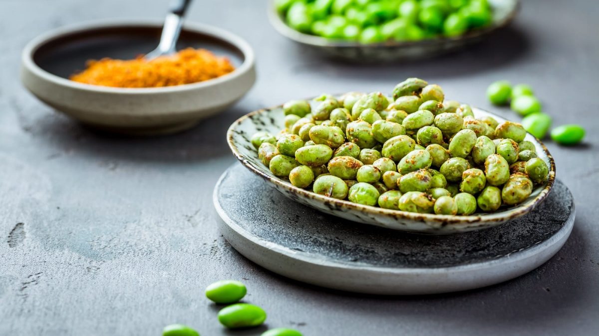 Eine Schüssel mit Roasted Edamame auf einem Tablett.