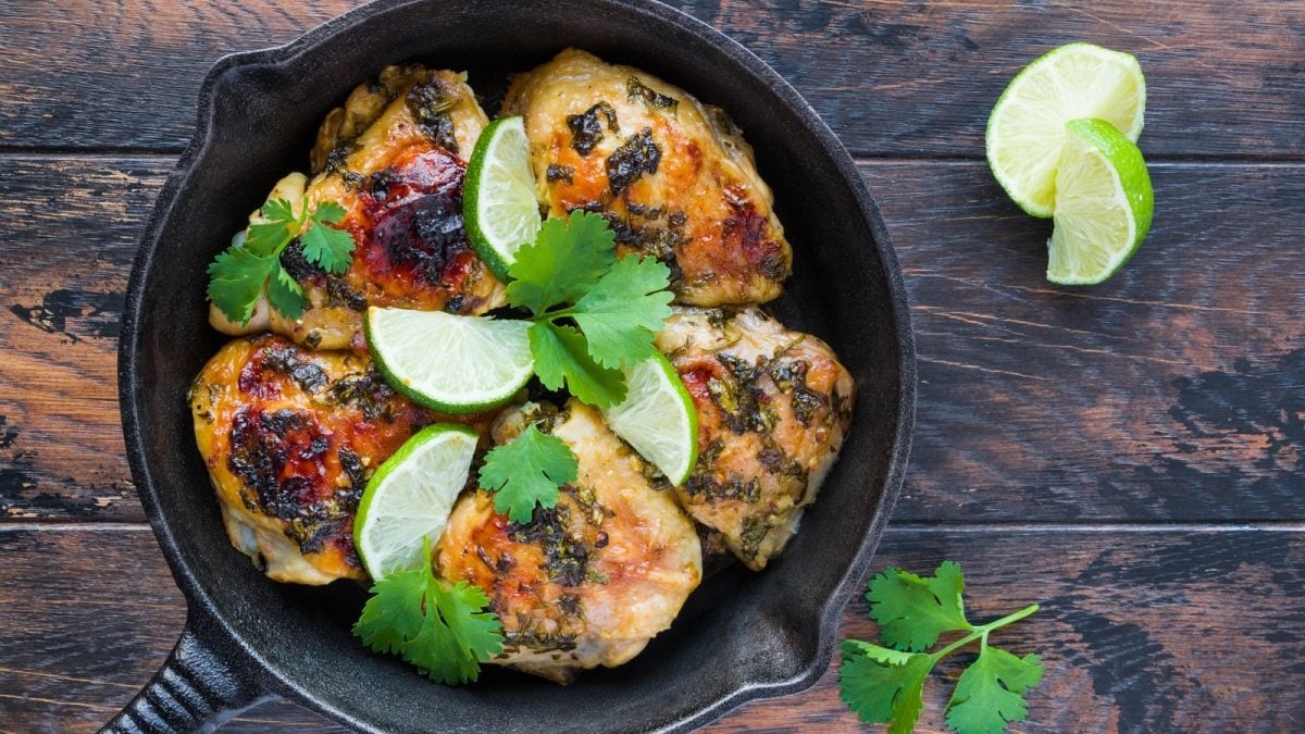 Eine Pfanne mit Limetten-Hähnchen mit Koriander.