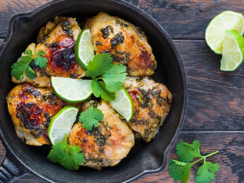 Eine Pfanne mit Limetten-Hähnchen mit Koriander.