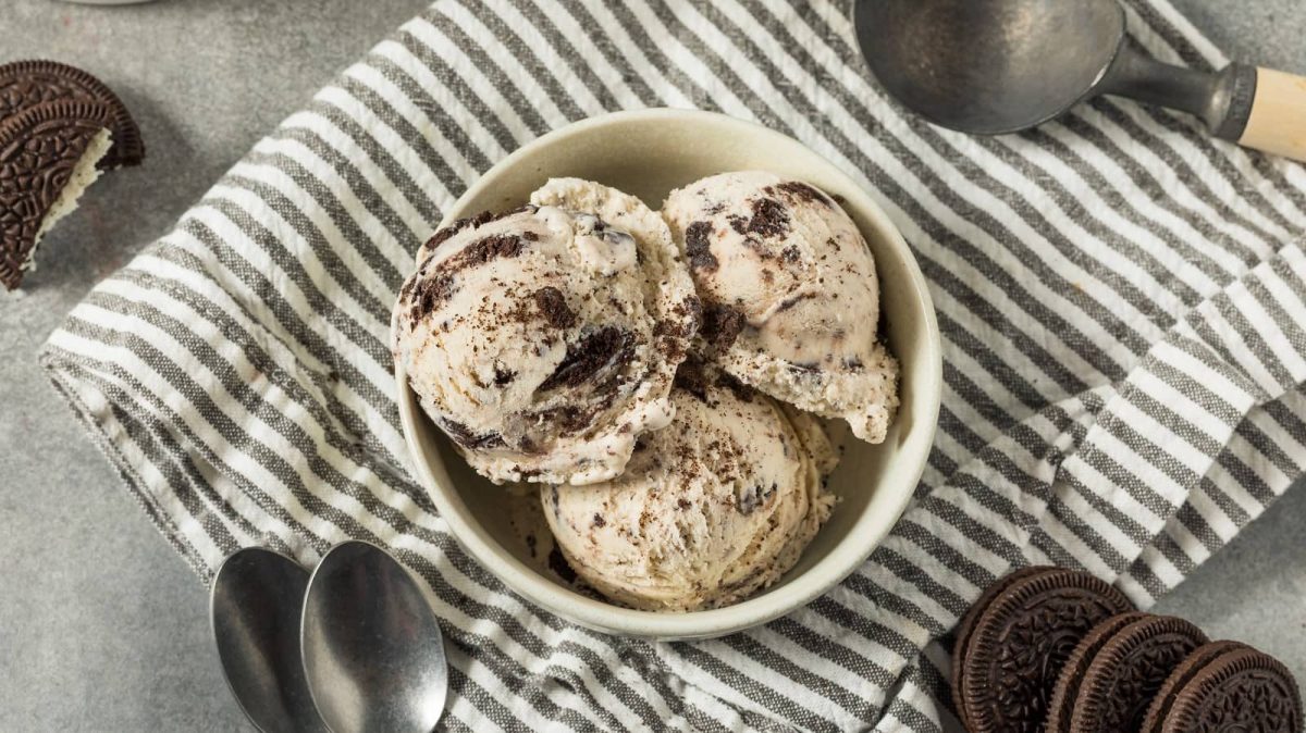 Eine Schüssel mit Oreo-Eis auf einem Geschirrtuch.